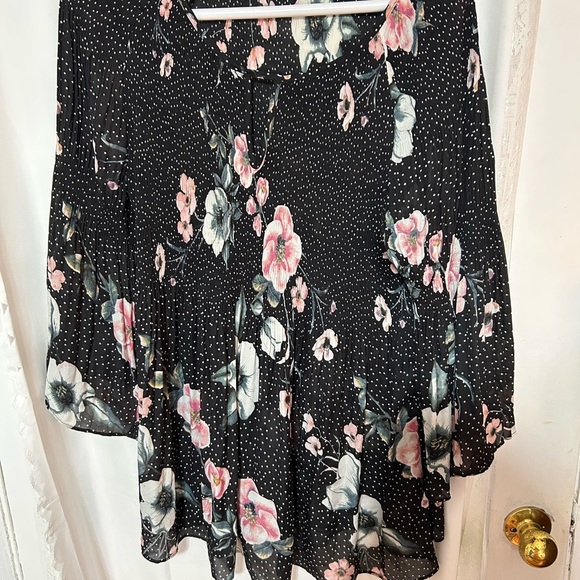 Ricki's Black and Pink Floral Blouse with stretch- nice bell sleeves / neckline - Picture 2 of 8